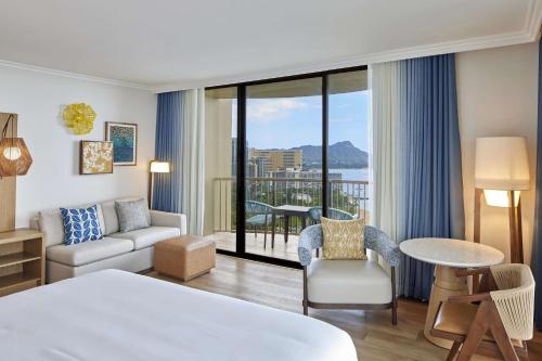 Habitación lateral con cama extragrande frente al mar y al Diamond Head del hotel Hilton Hawaiian Village Waikiki Beach Resort. Foto 1