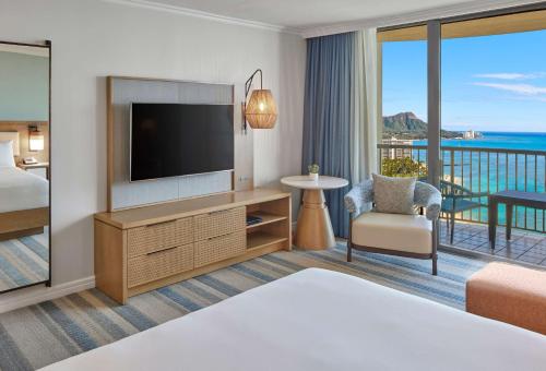 Habitación con cama extragrande en la planta superior frente al mar - Adaptada para personas con discapacidad auditiva del hotel Hilton Hawaiian Village Waikiki Beach Resort. Foto 5