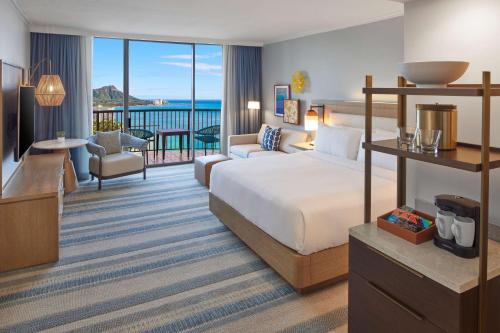 Habitación en planta superior con 1 cama extragrande y bañera frente al mar - Adaptado para personas con movilidad reducida del hotel Hilton Hawaiian Village Waikiki Beach Resort. Foto 1