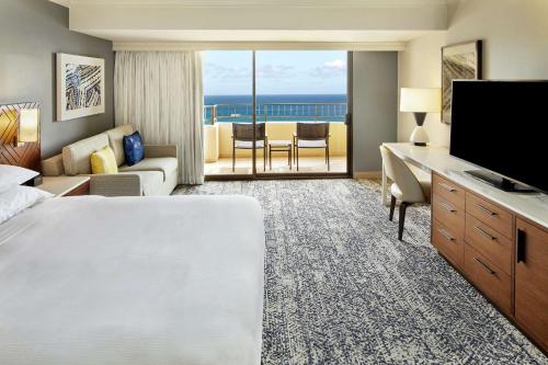 Habitación Tapa Collection con cama extragrande y vistas al mar del hotel Hilton Hawaiian Village Waikiki Beach Resort. Foto 2