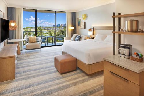 Rainbow King Room with Partial Ocean View del hotel Hilton Hawaiian Village Waikiki Beach Resort. Foto 6