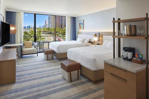 Rainbow Queen Room with Two Queen Beds and Partial Ocean View del hotel Hilton Hawaiian Village Waikiki Beach Resort