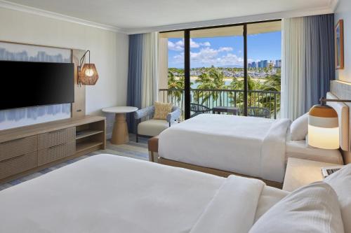Rainbow Queen Room with Two Queen Beds and Partial Ocean View del hotel Hilton Hawaiian Village Waikiki Beach Resort. Foto 1
