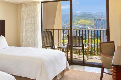 Alojamiento con vistas al complejo y 2 camas dobles del hotel Hilton Hawaiian Village Waikiki Beach Resort
