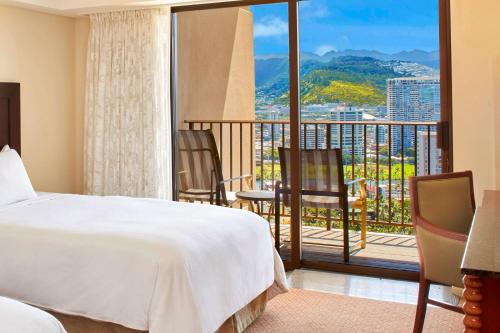 Alojamiento con vistas al complejo y 2 camas dobles del hotel Hilton Hawaiian Village Waikiki Beach Resort. Foto 1
