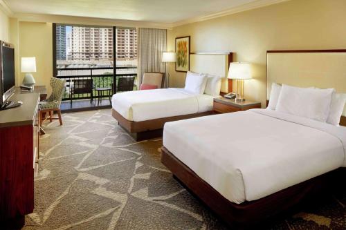 Alojamiento con vistas al complejo y 2 camas dobles del hotel Hilton Hawaiian Village Waikiki Beach Resort. Foto 3
