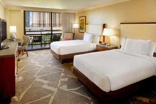 Alojamiento con vistas al complejo y 2 camas dobles del hotel Hilton Hawaiian Village Waikiki Beach Resort. Foto 4
