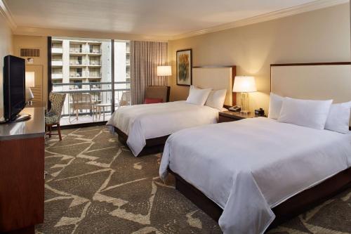 Alojamiento con vistas al complejo y 2 camas dobles del hotel Hilton Hawaiian Village Waikiki Beach Resort. Foto 5