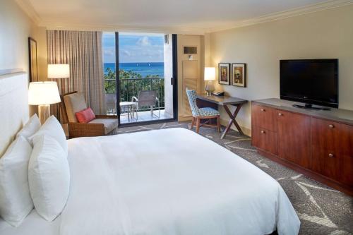 Habitación con cama extragrande y vistas al mar del hotel Hilton Hawaiian Village Waikiki Beach Resort. Foto 2