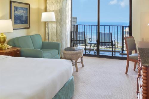Habitación con cama extragrande y vistas al mar del hotel Hilton Hawaiian Village Waikiki Beach Resort. Foto 4