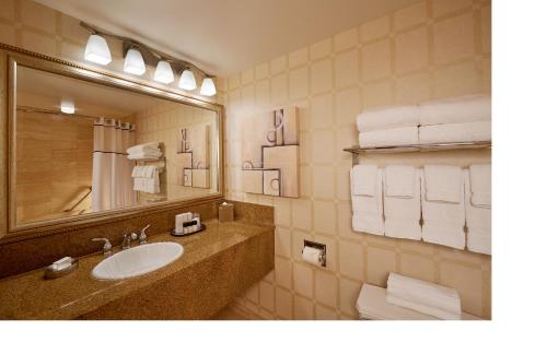 Carson Tower Deluxe con cama extragrande del hotel Golden Nugget Las Vegas and Casino. Foto 1