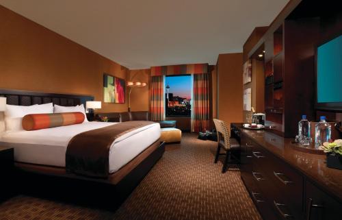 Habitación con cama extragrande - Torre Rush del hotel Golden Nugget Las Vegas and Casino