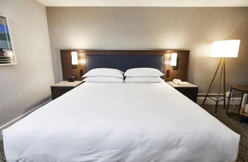 Habitación Superior con cama extragrande del hotel Riu Plaza Fisherman´s Wharf. Foto 1