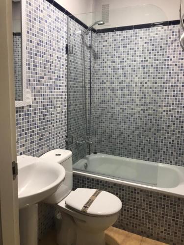 Habitación doble con baño privado del hotel Goyesco Plaza. Foto 1
