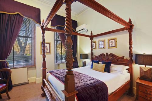 Habitación de lujo con cama con baldaquín del hotel TWENTY NEVERN SQUARE
