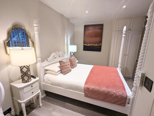 Habitación de lujo con cama con baldaquín del hotel TWENTY NEVERN SQUARE. Foto 3