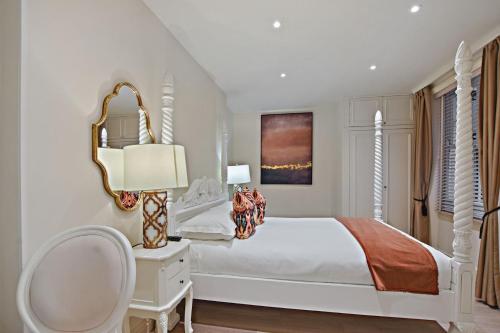 Habitación de lujo con cama con baldaquín del hotel TWENTY NEVERN SQUARE. Foto 7