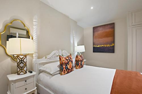 Habitación de lujo con cama con baldaquín del hotel TWENTY NEVERN SQUARE. Foto 10