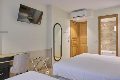 Habitación Doble con Cama supletoria del hotel Praza Quintana. Foto 1