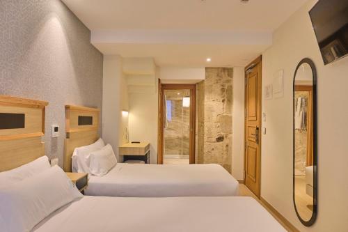 Habitación Doble con Cama supletoria del hotel Praza Quintana. Foto 2