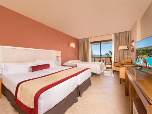 Habitación Familiar Doble con vistas al mar del hotel Fuerte El Rompido. Foto 4