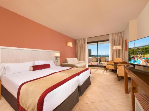 Habitación Familiar Doble con vistas al mar del hotel Fuerte El Rompido. Foto 6