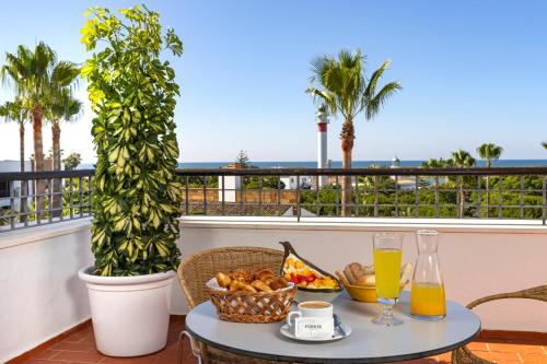 Habitación Familiar Doble Exclusiva con vistas al mar del hotel Fuerte El Rompido. Foto 1