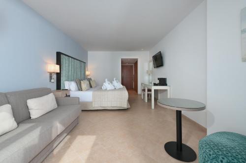 Habitación Familiar Doble Exclusiva con vistas al mar del hotel Fuerte El Rompido. Foto 5