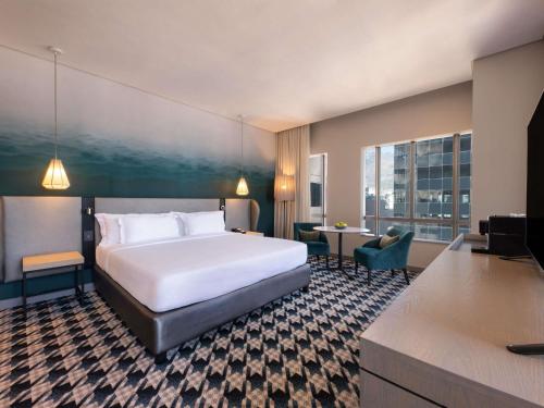 Habitación Executive con cama extragrande del hotel Pullman Cape Town City Centre. Foto 3