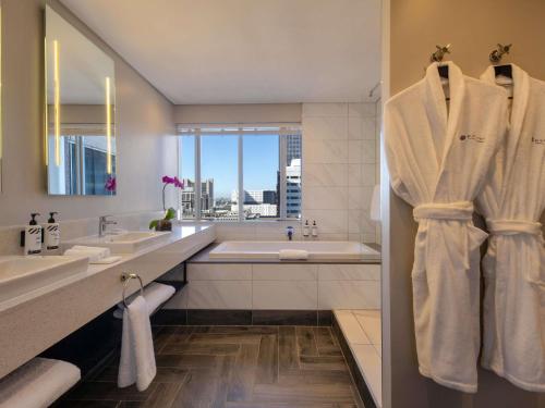 Habitación Executive con cama extragrande del hotel Pullman Cape Town City Centre. Foto 4
