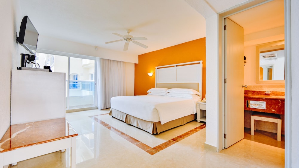 Habitación (2x2 interconnecting rooms) del hotel Occidental Costa Cancún All Inclusive. Foto 1