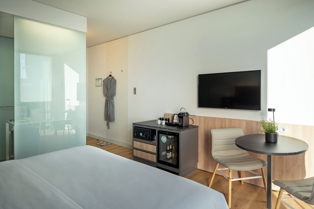 Habitación doble 1 Cama king Vista Patio Premium Con Vistas 2 Camas individuales del hotel Innside München Parkstadt Schwabing. Foto 5