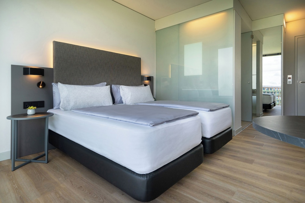 Habitación doble 1 Cama king Vista Patio Premium Con Vistas 2 Camas individuales del hotel Innside München Parkstadt Schwabing. Foto 7