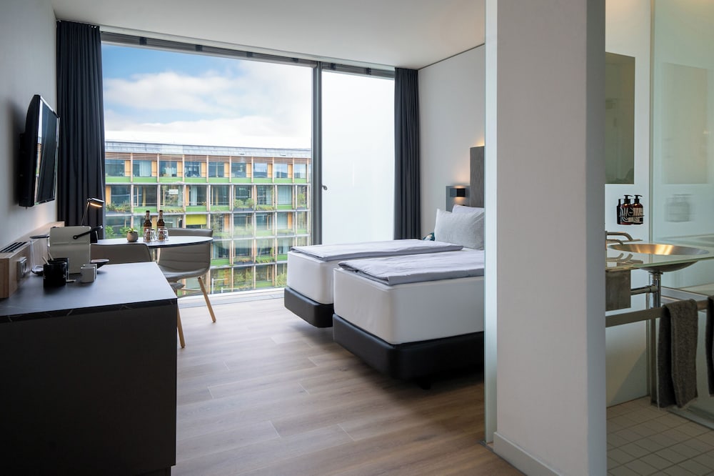 Habitación doble 1 Cama king Vista Patio Premium Con Vistas 2 Camas individuales del hotel Innside München Parkstadt Schwabing. Foto 13