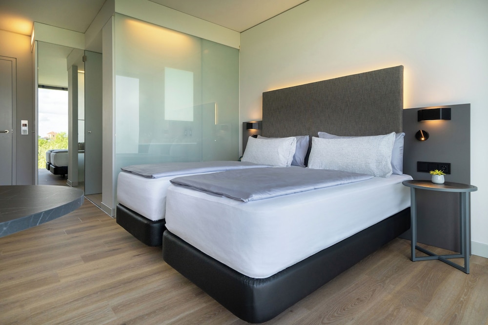 Habitación doble 1 Cama king Vista Patio Premium Con Vistas 2 Camas individuales del hotel Innside München Parkstadt Schwabing. Foto 14