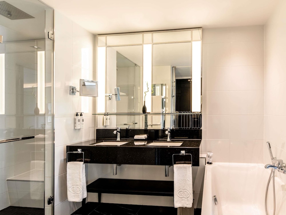 HABITACIÓN DE LUJO, 1 cama king - size del hotel Sofitel Frankfurt Opera. Foto 4