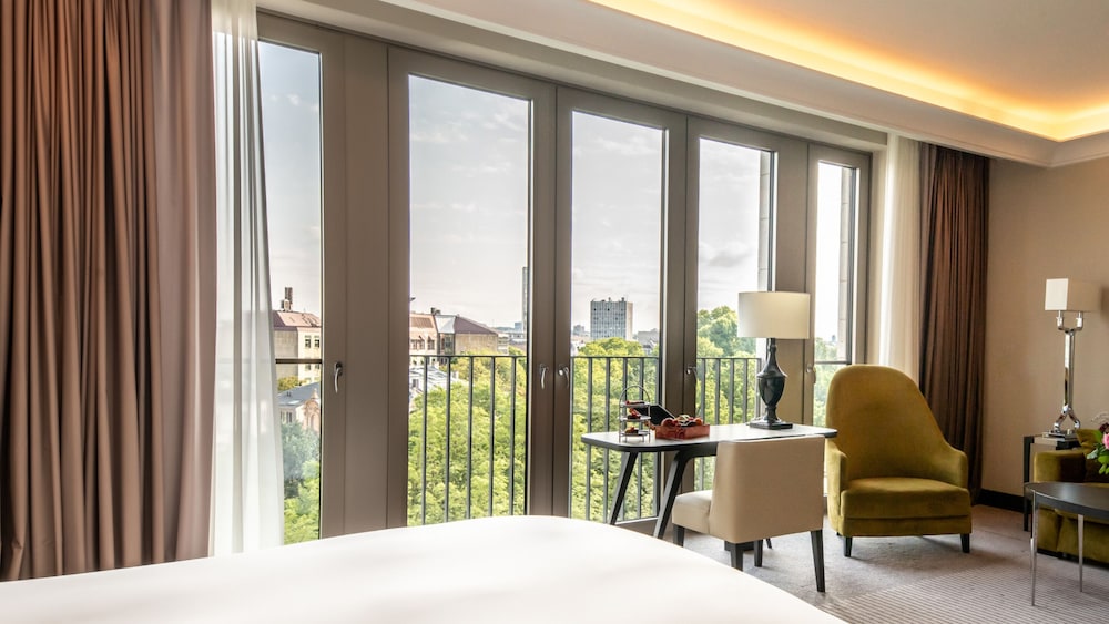 SUITE JUNIOR, 1 Cama King Size del hotel Sofitel Frankfurt Opera. Foto 10