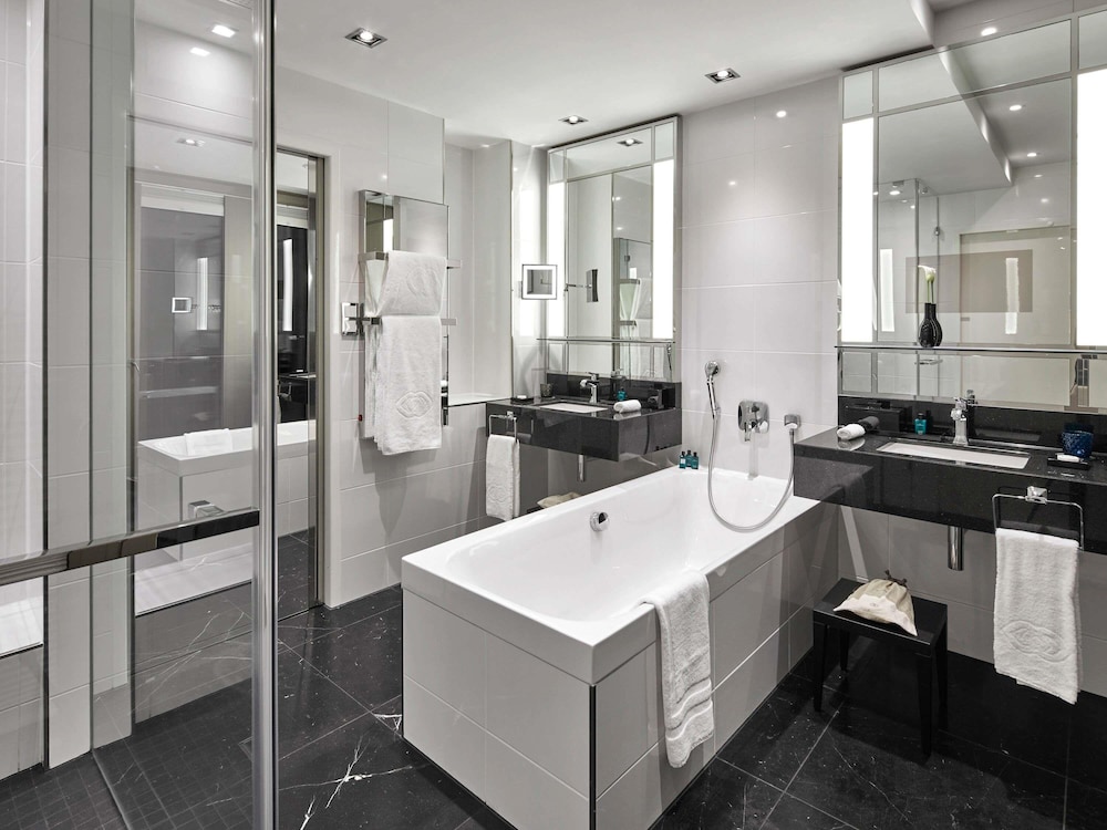 Suite junior, 2 camas individuales del hotel Sofitel Frankfurt Opera. Foto 6