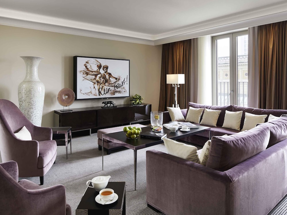 SUITE PRESIDENCIAL, cama king - size, terraza en la azotea, vista a la línea del horizonte y a la Alte Oper del hotel Sofitel Frankfurt Opera. Foto 9