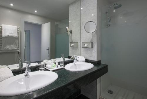 Habitación Doble Superior con 1 cama supletoria - 1 o 2 camas del hotel NH Collection Villa de Bilbao. Foto 3