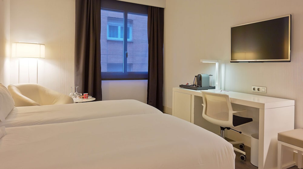 Habitación superior con 1 cama doble o 2 individuales del hotel NH Collection Villa de Bilbao