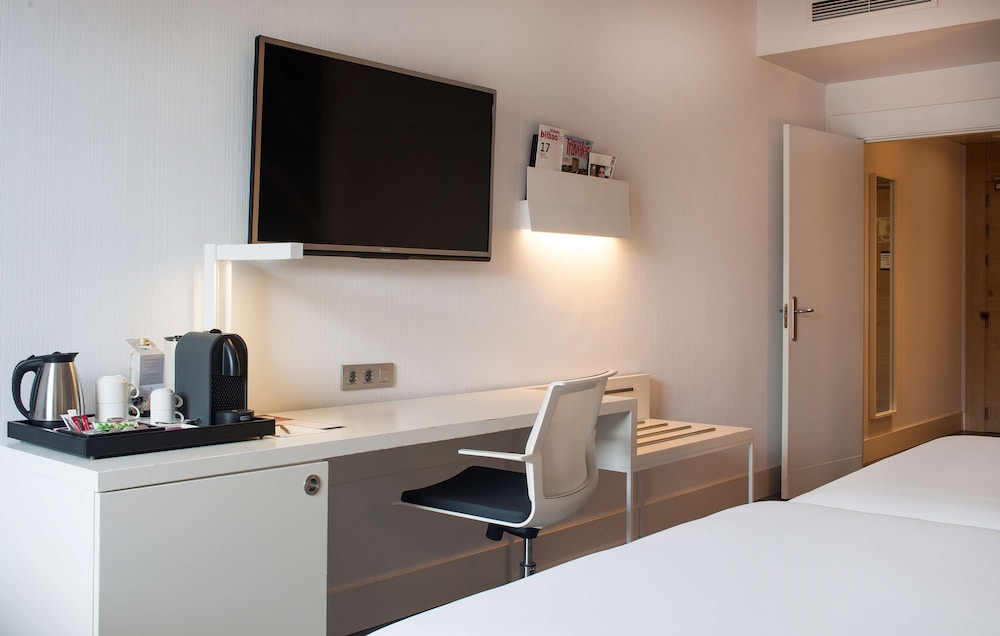 Habitación Premium (Extra Bed 3 adults) del hotel NH Collection Villa de Bilbao. Foto 1