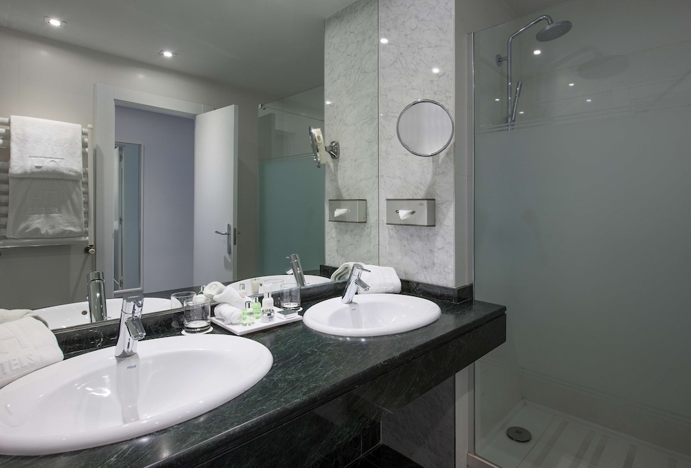 Habitación Premium (Extra Bed 3 adults) del hotel NH Collection Villa de Bilbao. Foto 9
