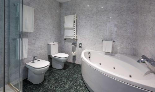Habitación Doble Superior con 1 cama supletoria - 1 o 2 camas del hotel NH Collection Villa de Bilbao. Foto 6