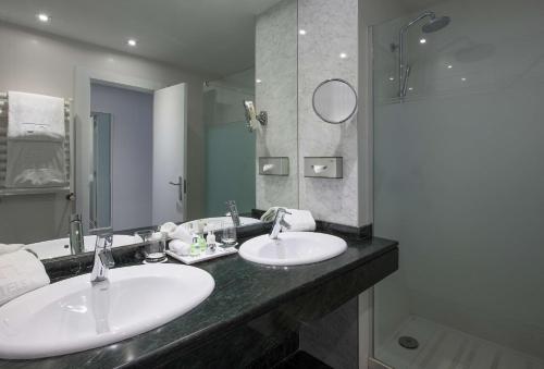 Habitación Doble Superior con 1 cama supletoria - 1 o 2 camas del hotel NH Collection Villa de Bilbao. Foto 10