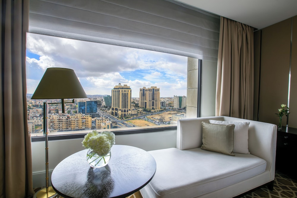 Habitación Deluxe, 2 camas de matrimonio, no fumadores del hotel Fairmont Amman. Foto 7