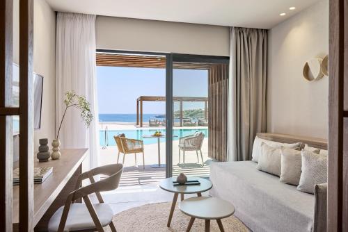 Open Plan Suite with Sea View & Sharing Pool del hotel Elissa Adults-only Lifestyle Beach Resort
