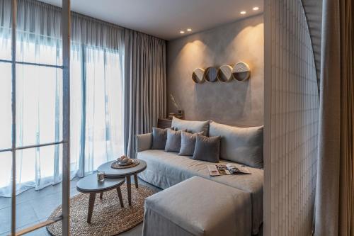 Suite Junior con piscina compartida y vistas a la piscina del hotel Elissa Adults-only Lifestyle Beach Resort