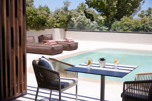 Suite Junior con piscina compartida y vistas a la piscina del hotel Elissa Adults-only Lifestyle Beach Resort. Foto 1