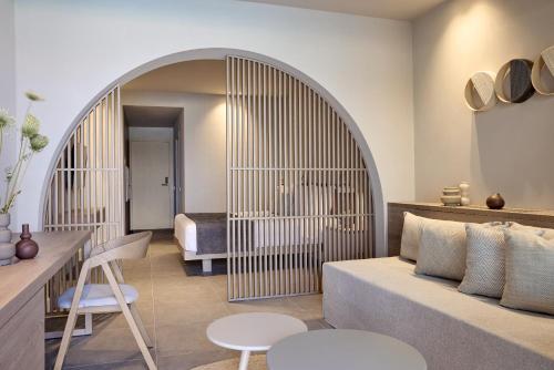 Suite Junior con piscina compartida y vistas al mar del hotel Elissa Adults-only Lifestyle Beach Resort. Foto 5